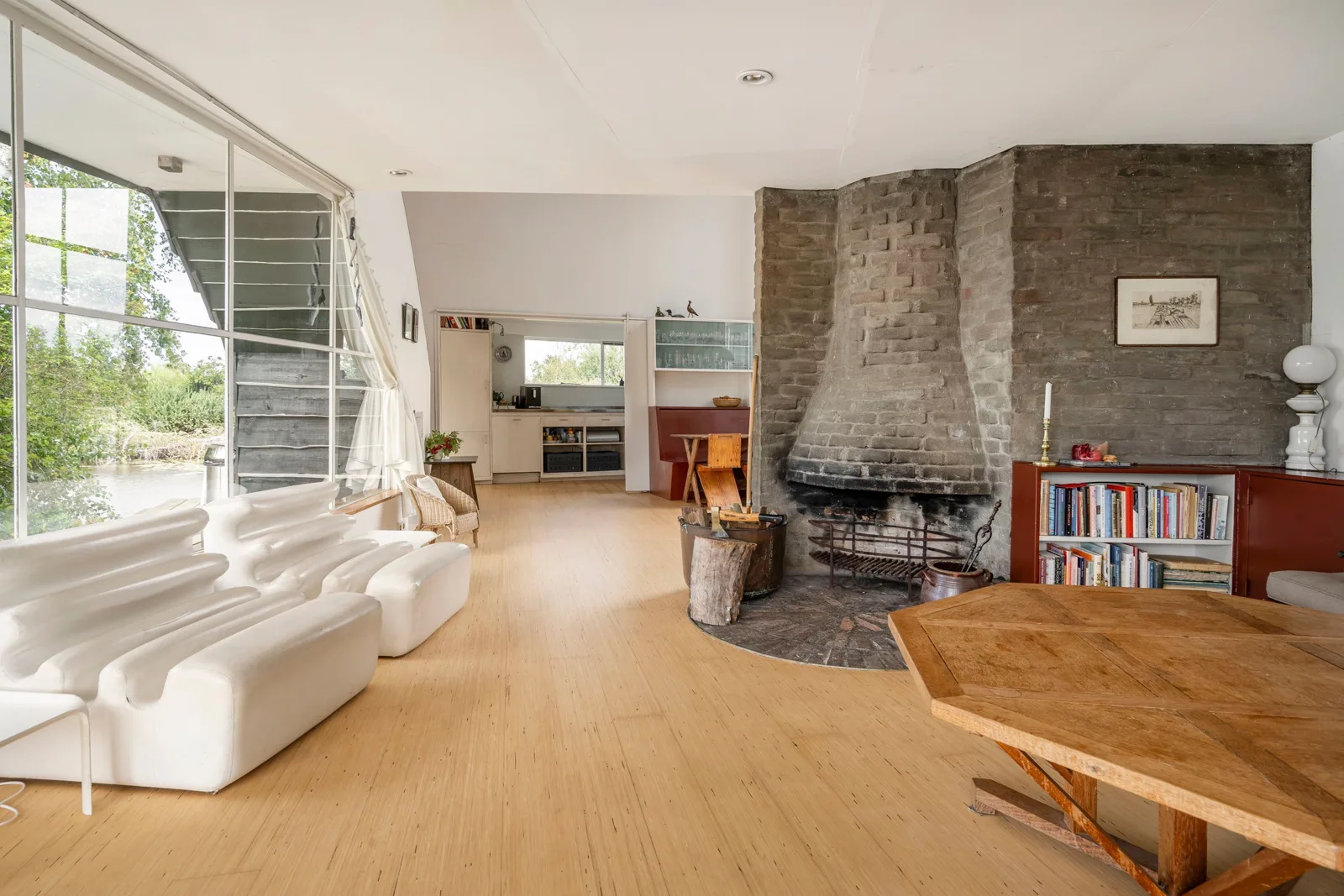 Zomerhuis De Braamakkers, Breukelen – zitkamer met haardwand